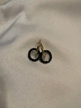 Aros tipo argolla dorados con dije circular de resina transparente y strass color fucsia.