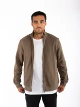 Campera Kevingston de jersey frisado invisible de algodón, color marrón, con cuello alto, cierre frontal y bolsillos delanteros. Puños y cintura de rib elástico.