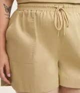 Short color beige de sarga de algodón, con cintura elástica, lazo ajustable y bolsillos laterales. Corte holgado.