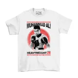 Remera blanca de algodón con estampado frontal de Muhammad Ali en blanco y negro sobre un círculo rojo, con texto alusivo al boxeador.
