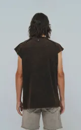 Sudadera color óxido con efecto gastado, de manga corta y corte oversize. Presenta recortes en el delantero y las mangas.