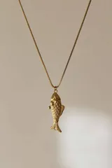 Collar de acero quirúrgico dorado con dije en forma de pez.