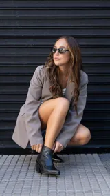 Botas cortas de cuero negro con diseño de estilo western, punta fina y taco cuadrado de 5.5 cm. Cuentan con cierre lateral y suela de goma.