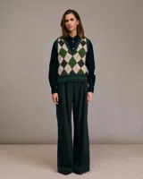 Chaleco de punto con patrón de rombos en tonos beige, marrón y azul marino.