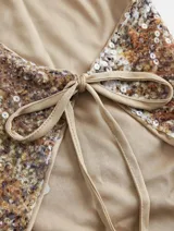 Top halter con estampado multicolor y lentejuelas, con tiras para atar en el cuello y la espalda.