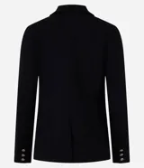 Blazer femenino de sastrería confeccionado en tejido Punto Roma, con cuello solapa, cierre frontal con ganchos y botones decorativos tipo escudo. Presenta un corte estructurado y elegante.