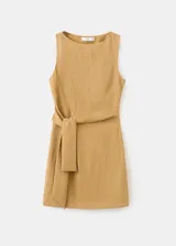 Vestido corto sin mangas color tostado, con cuello redondo y lazo ajustable en la cintura.
