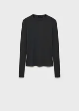 Camiseta negra de tejido de punto de canalé, con cuello redondo, corte ajustado y mangas largas.