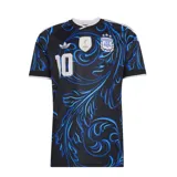 Camiseta de fútbol Adidas de la Selección Argentina, edición especial con diseño gráfico de hojas en tonos azules sobre fondo negro. Presenta el número 10 en el frente, el logo de Adidas, el parche de campeón del mundo FIFA 2022 y el escudo de la AFA.