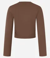 Blusa ajustada de manga larga color marrón, con cuello redondo y fruncido en los hombros y laterales.