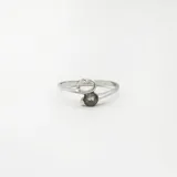 Anillo de plata 925 con diseño abierto que presenta un detalle en forma de corazón y una piedra de cuarzo cristal en tono marrón fumé.