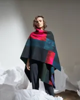 Ruana confeccionada en lana merino afieltrada, con diseño geométrico multicolor inspirado en los cultivos del campo.