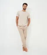 Pijama para hombre compuesto por una remera de manga corta con cuello redondo y estampado de rayas horizontales finas, y un pantalón largo liso con cintura elástica.