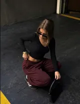 Remera de manga larga en tejido acanalado, color blanco, con escote estilo off-shoulder y corte ajustado al cuerpo.