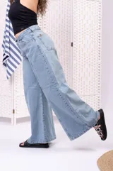 Jeans wide leg de tiro alto y lavado claro, con costuras frontales decorativas y bolsillos traseros.