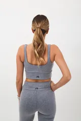 Top deportivo verde oliva con espalda cuadrada y corte ancho debajo del busto.