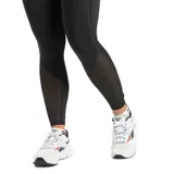 Calza deportiva negra con estampado abstracto en gris y blanco en laterales y cintura.