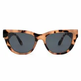 Lentes de sol con armazón de carey en tonos marrones y negros, y cristales degradados. Tienen un diseño moderno y versátil.