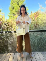 Botas cortas de cuero con efecto desgastado en color chocolate, con taco cuadrado y plataforma. Presentan cierre lateral y punta redondeada.