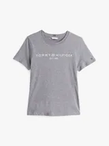 Remera gris de algodón con cuello redondo y logo de Tommy Hilfiger estampado en el pecho.