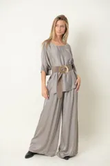 Blusa italiana en satén de seda color visón, modelo pañuelo.