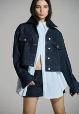 Minifalda de corte corto con diseño estampado de efecto brillante, tiro medio y estructura ajustada.