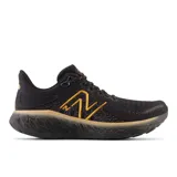 Championes de running New Balance Fresh Foam X 1080v12, color negro con detalles en dorado.