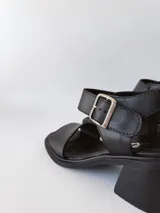 Sandalias de cuero negro con taco cuadrado de 6cm y tira ancha sobre los dedos.