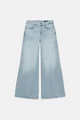 Jeans de tiro bajo y pierna muy ancha estilo wide leg, en tono celeste claro con efecto lavado. Cuenta con diseño de cinco bolsillos, trabillas para cinturón y cierre frontal con cremallera y botón metálico.