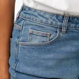 Pantalón de jean celeste de corte recto, tiro alto y largo hasta el tobillo.