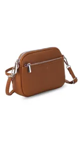 Bandolera pequeña de diseño rectangular en color beige, confeccionada en cuero sintético. Presenta una correa larga ajustable del mismo material y cierre superior con cremallera. Incluye el logo de la marca grabado en la parte frontal.