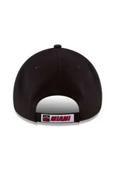 Gorro con visera New Era 9Forty color negro, con el logo bordado del equipo Miami Heat en la parte frontal y el logo de la marca en el lateral.