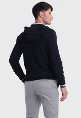 Canguro gris con cierre frontal, capucha con cordones ajustables y bolsillos laterales.