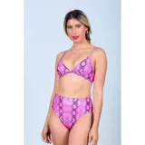 Bikini de dos piezas con estampado de piel de serpiente en color fucsia. El corpiño es de estilo triangular con breteles finos y la bombacha es de tiro alto.