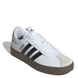 Championes Adidas modelo VL Court 3.0, con diseño urbano de base vulcanizada color marrón. Presenta una capellada de cuero sintético texturizado en color blanco con las icónicas tres tiras laterales en negro y puntera de gamuza en tono gris claro.