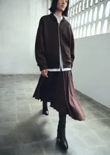 Bota de caña alta confeccionada en piel bovina, con diseño de punta fina y tacón de bloque. Presenta un acabado liso y cierre lateral.