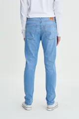 Jean Levi's modelo 512 Slim Taper de corte ajustado con pierna cónica. Presenta un diseño de cinco bolsillos, cierre de bragueta y tiro medio. Confeccionado en denim con un ligero porcentaje de elasticidad.