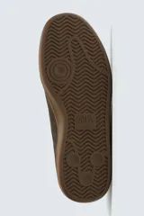 Zapatilla deportiva de estilo retro con diseño de paneles combinados en tonos beige y crema. Presenta detalles en gamuza y una suela de goma en color caramelo.