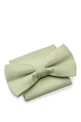 Moña color naranja con pañuelo a juego.