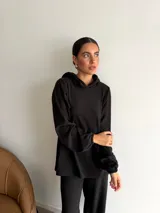 Canguro de tejido acanalado color bordó, con capucha, mangas largas abullonadas y corte holgado.