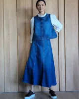 Pollera larga de denim color celeste claro, con corte en A y talle alto con elástico en la cintura.