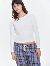 Remera básica de manga larga con cuello redondo, confeccionada en algodón elastizado de tacto suave y ajuste al cuerpo.