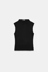 Top negro de cuello perkins y sin mangas, confeccionado en tejido texturizado con ajuste al cuerpo.