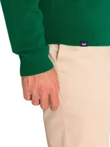 Sweater de escote en V, confeccionado con hilado italiano de lana y cashmere, de manga larga y calce regular.