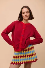 Cárdigan rojo de algodón con botones y cuello redondo.