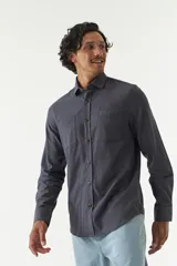 Camisa rústica lisa de manga larga color verde militar, con cuello clásico y dos bolsillos frontales con solapa.