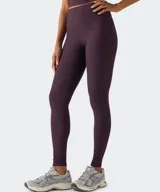Calza deportiva de tiro alto y diseño ajustado, confeccionada en tejido HeatherFlex color bordó melange con acabado cepillado y compresión ligera.