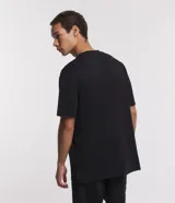 Remera de corte relaxed, confeccionada en algodón de tejido grueso con cuello redondo y mangas cortas.