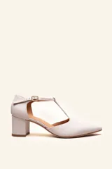 Sandalia de cuero color hueso con diseño en punta, taco recto de 5 cm y tira en forma de T con hebilla ajustable al tobillo.