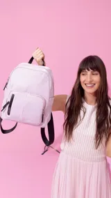 Mochila de nylon color verde oliva, con cierre principal y dos bolsillos frontales con cierre. Tiene correas de hombro ajustables en color negro y asa superior de agarre.